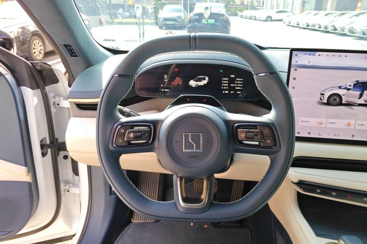 极氪001 2025款 WE版 95kWh 四驱中控内饰13