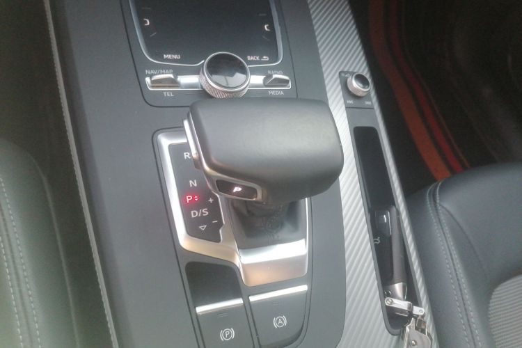 奥迪Q5L 2018款 45 TFSI 尊享时尚型 国V局部细节18