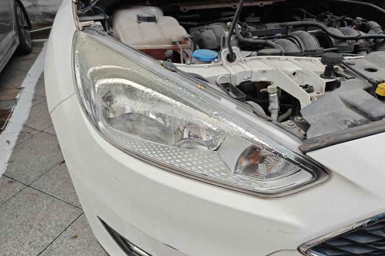 福特 福克斯 2015款 两厢 1.6L 自动舒适型车身外观8