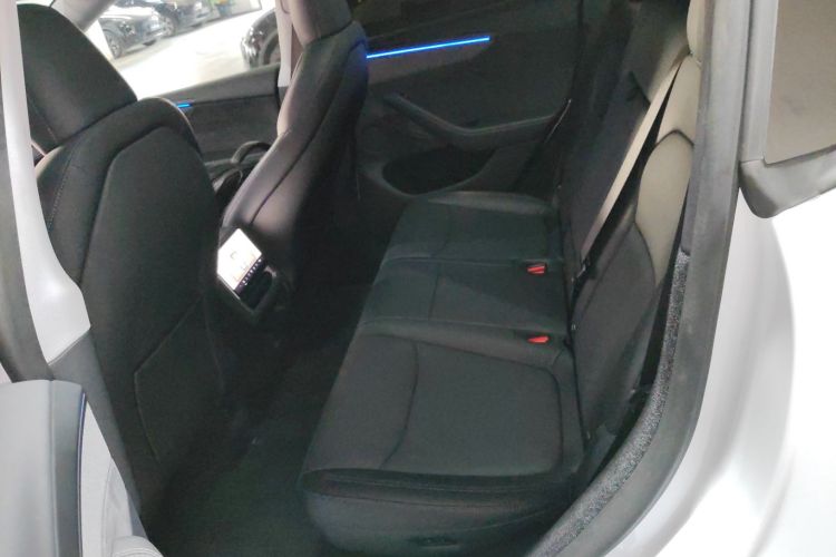 特斯拉 Model Y 2025款 长续航全轮驱动版中控内饰7004