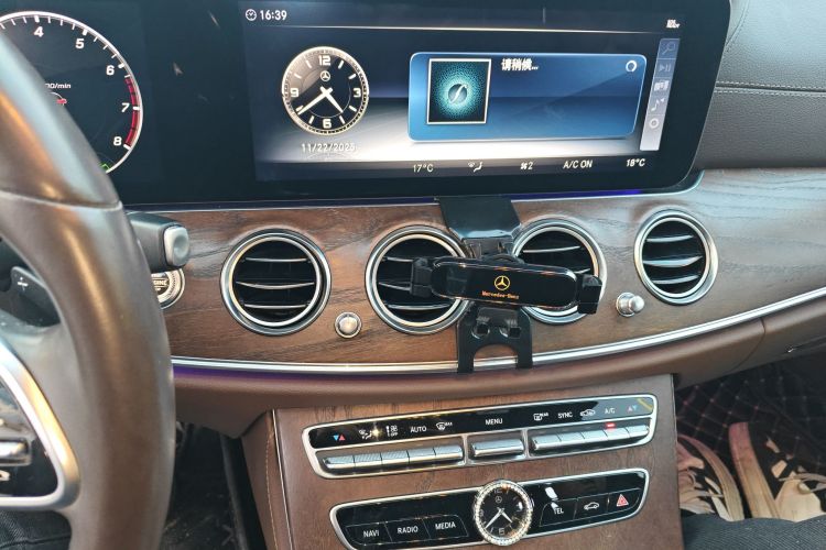 奔驰E级 2019款 E 260 L中控内饰16