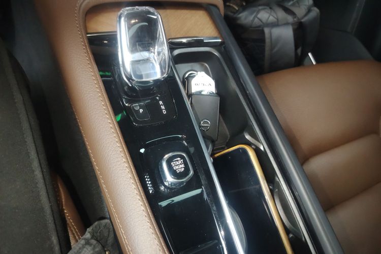 沃尔沃XC90 2022款 B6 智逸豪华版 7座中控内饰18