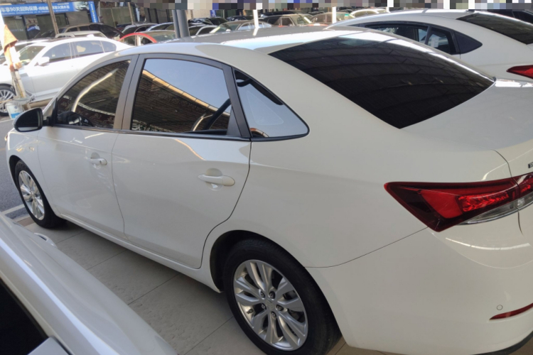 别克 英朗 2021款 改款 典范 1.5L 自动精英型车身外观4