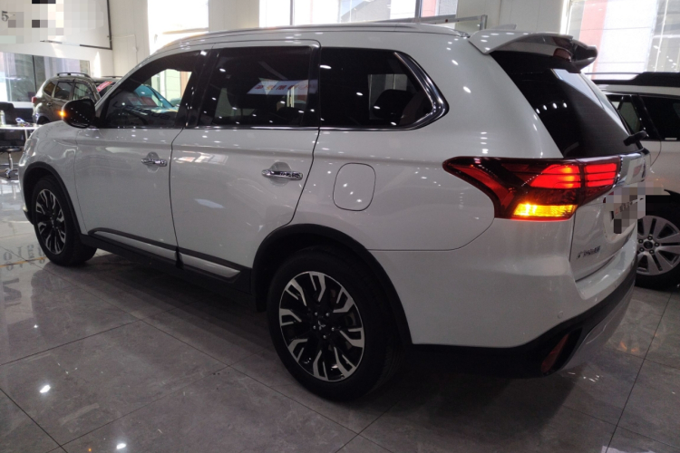 三菱 欧蓝德 2020款 2.4L 四驱致享版 5座车身外观4