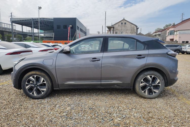 哪吒汽车 2023款 哪吒U-Ⅱ 400 U秀版 磷酸铁锂车身外观4