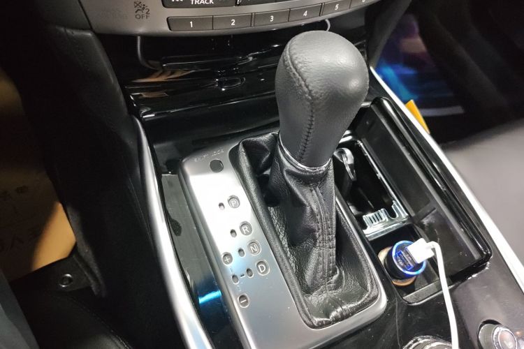 英菲尼迪Q70 2017款 Q70L 2.5L 精英版中控内饰18