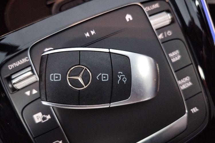 奔驰GLB 2023款 GLB 220 动感型中控内饰7001