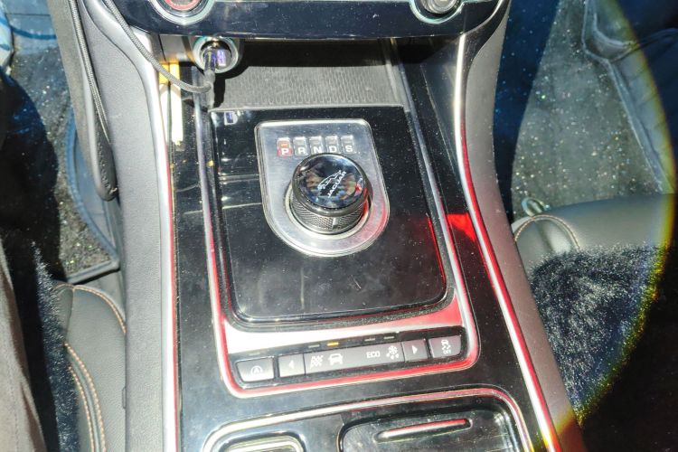 捷豹XEL 2018款 2.0T 200PS 豪华版中控内饰18