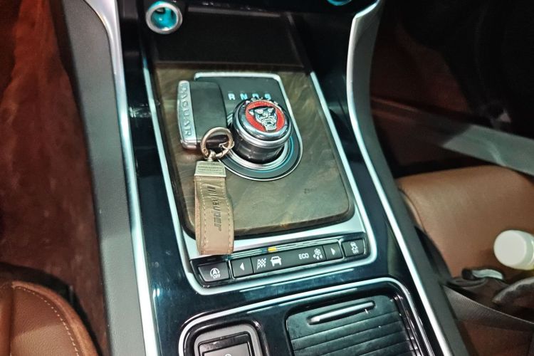 捷豹XFL 2019款 XFL 2.0T 250PS 两驱豪华版中控内饰18