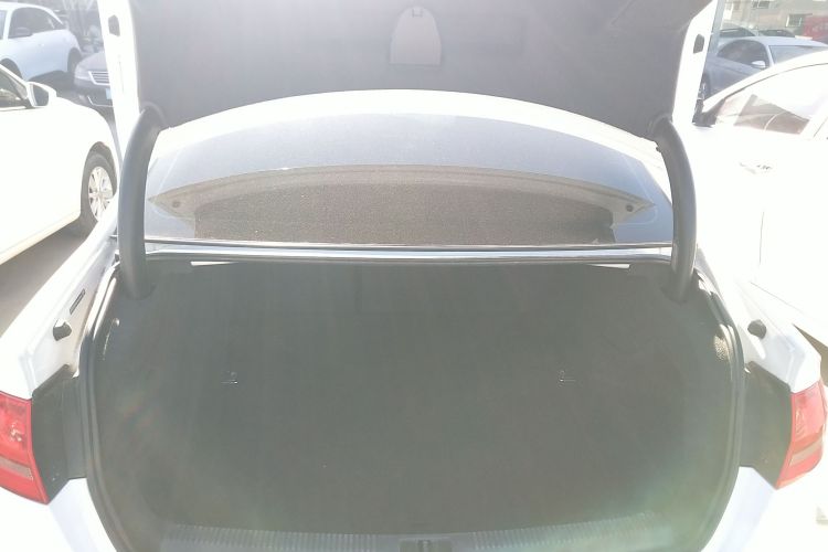 奥迪A4L 2013款 30 TFSI 自动舒适型机舱底盘23