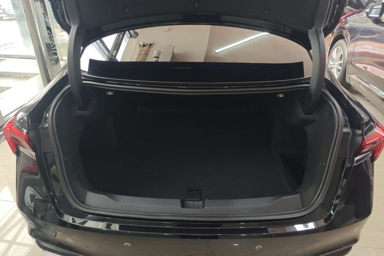 别克 君越 2024款 28T 越尊版机舱底盘23