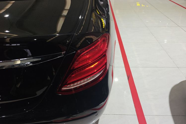 奔驰E级 2018款 改款 E 300 L 时尚型车身外观9