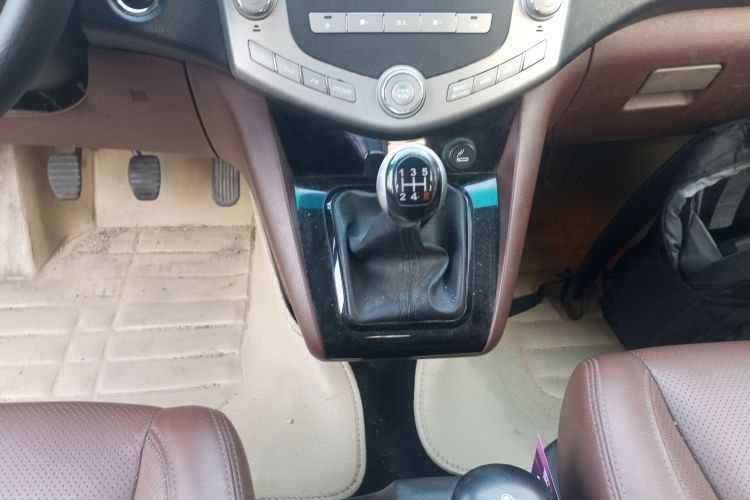 比亚迪S6 2014款 2.0L 手动豪华型 5座局部细节18