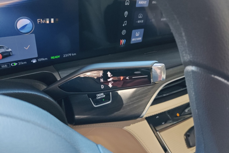 别克GL8新能源 2025款 陆尚 先享版 7座中控内饰18