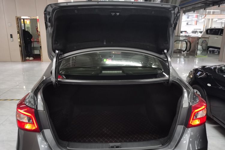 日产 轩逸 2019款 经典 1.6XE CVT舒适版机舱底盘23