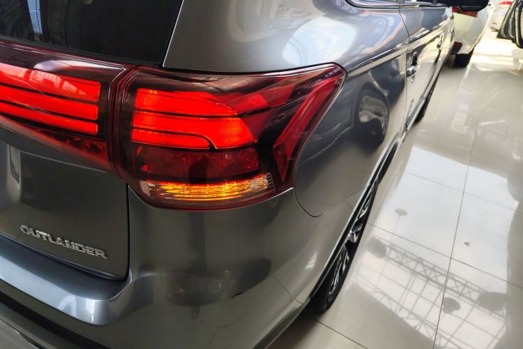 三菱 欧蓝德 2019款 2.4L 四驱致享版 7座 国VI车身外观9