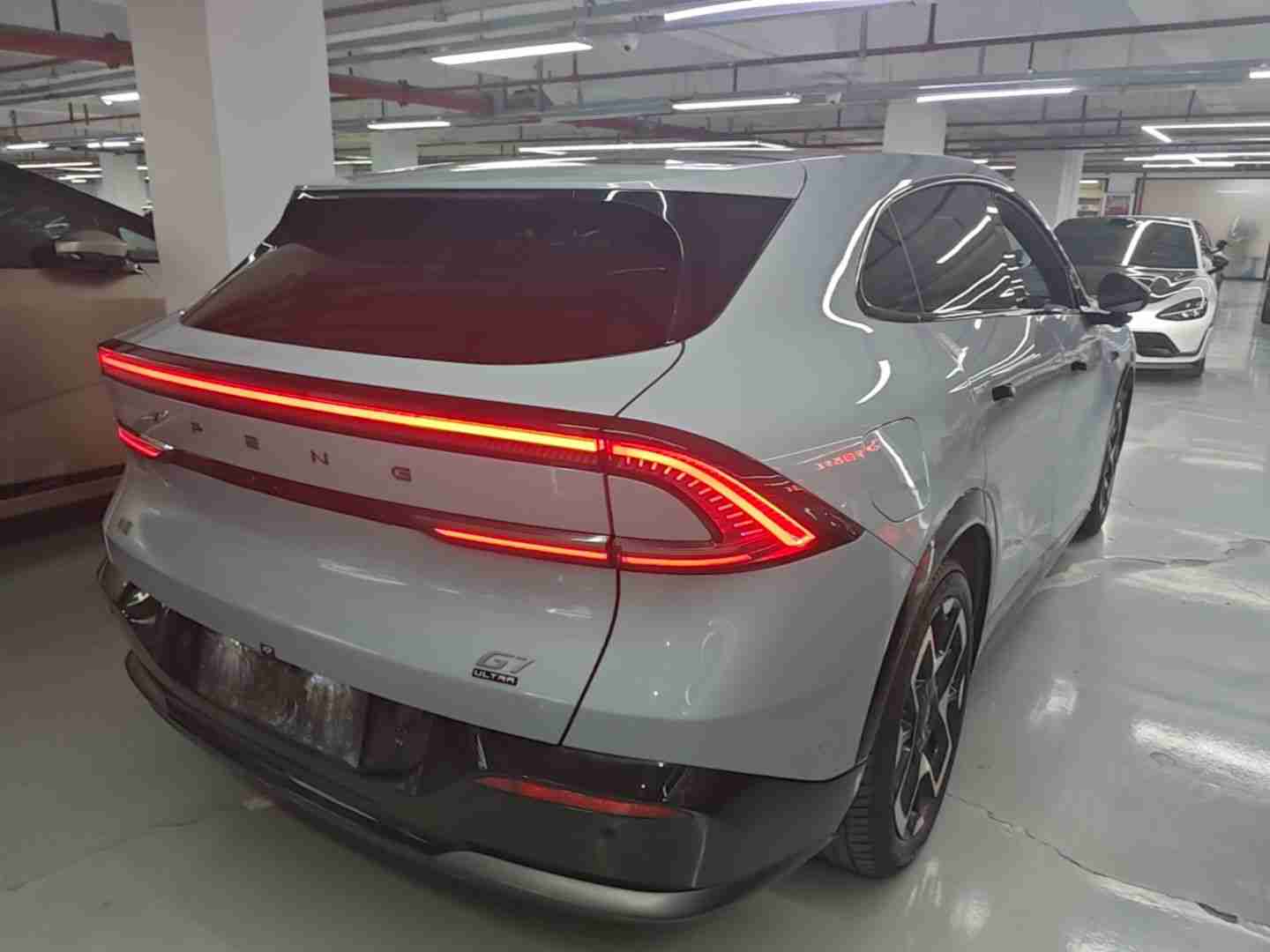 车辆右后45度外观展示