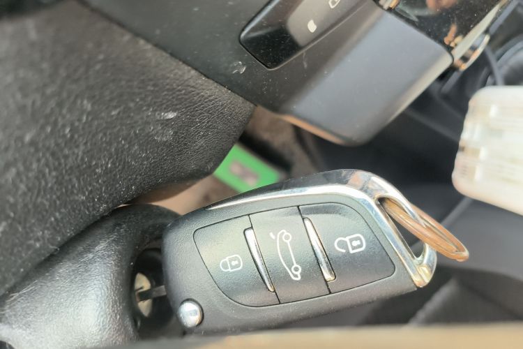 雪铁龙 世嘉 2013款 三厢 1.6L 手动品尚型中控内饰11