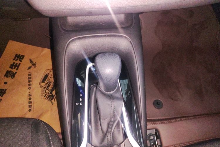 丰田 卡罗拉 2023款 1.8L 智能电混双擎 精英版中控内饰18