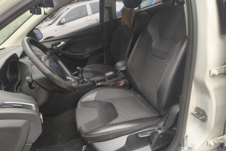 福特 福克斯 2017款 三厢 1.6L 手动风尚型智行版中控内饰19