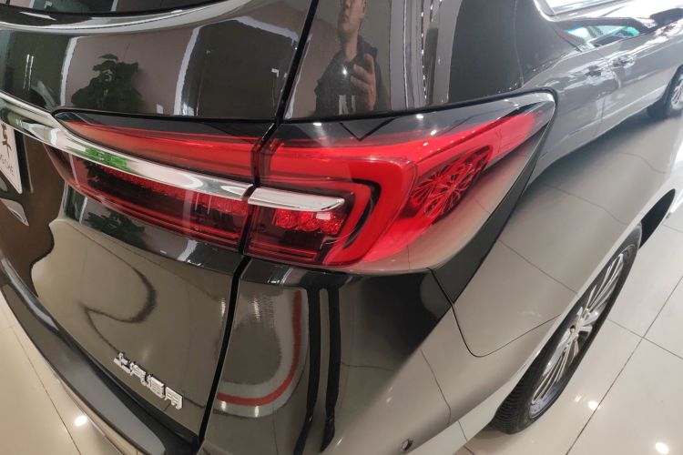 别克GL8 2022款 陆上公务舱 652T 尊贵型车身外观9