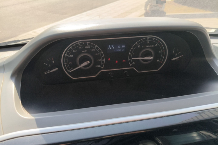 上汽大通MAXUS 新途V80 2021款 2.0T AMT经典傲运通短轴中顶5/6座中控内饰14