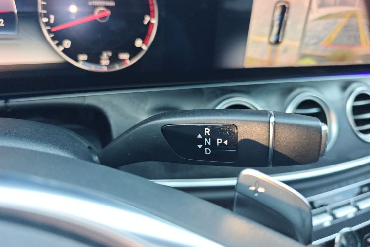 奔驰E级 2017款 E 300 L 运动豪华型中控内饰18