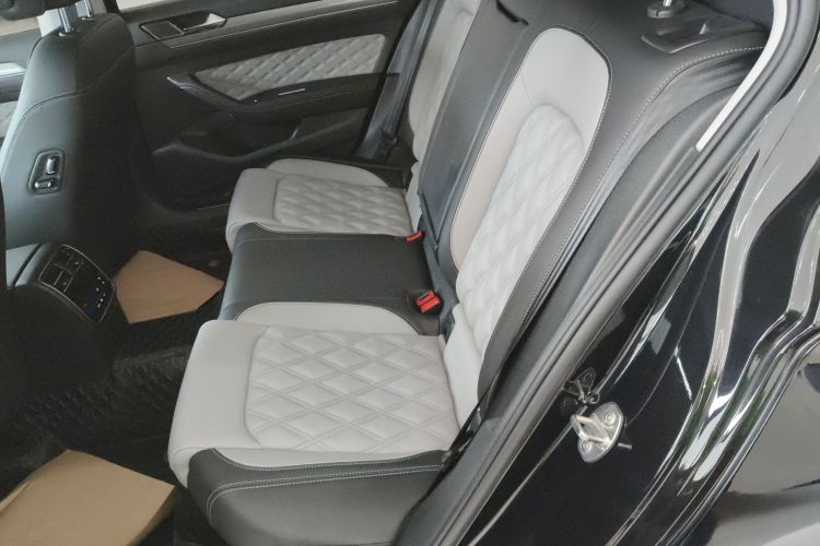 大众 迈腾 2023款 200万辆纪念版 330TSI DSG领先型中控内饰7004