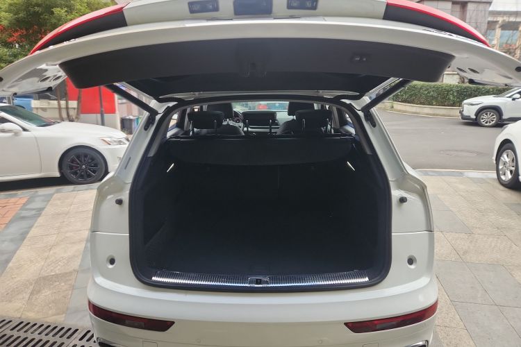 奥迪Q5L 2020款 改款 40 TFSI 荣享时尚型机舱底盘23
