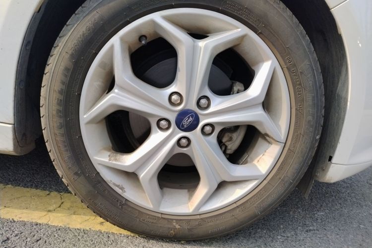 福特 福克斯 2012款 两厢 2.0L 手动豪华运动型车身外观6007