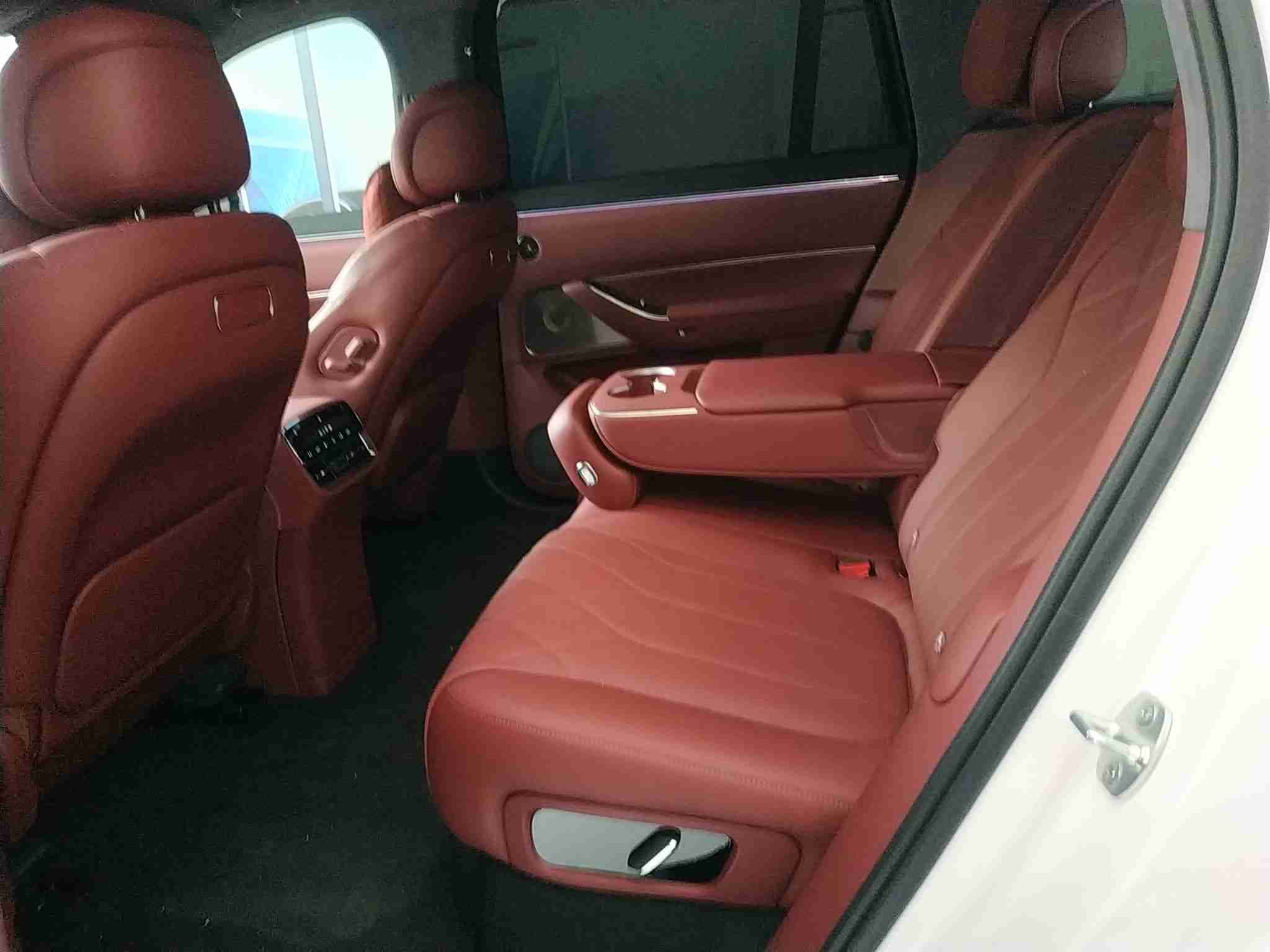 车辆左侧后座椅及空间