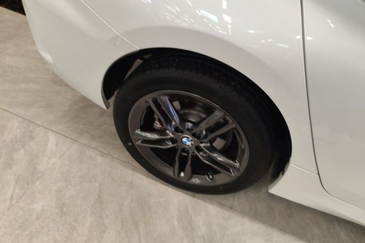 宝马1系 2023款 120i M运动曜熠版车身外观6008