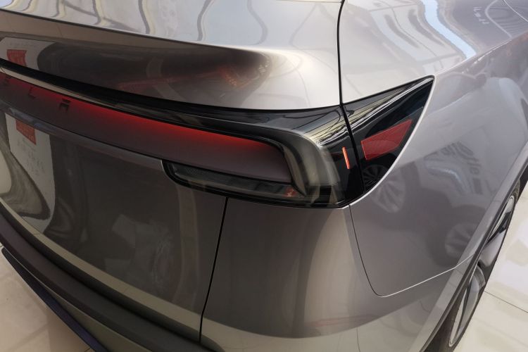 特斯拉 Model Y 2025款 后轮驱动 首发版车身外观9