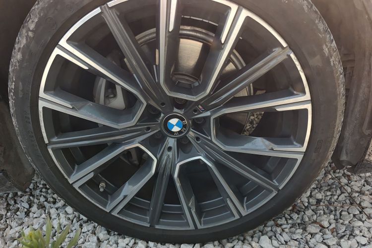 宝马7系 2019款 改款 740Li 领先型 M运动套装车身外观10