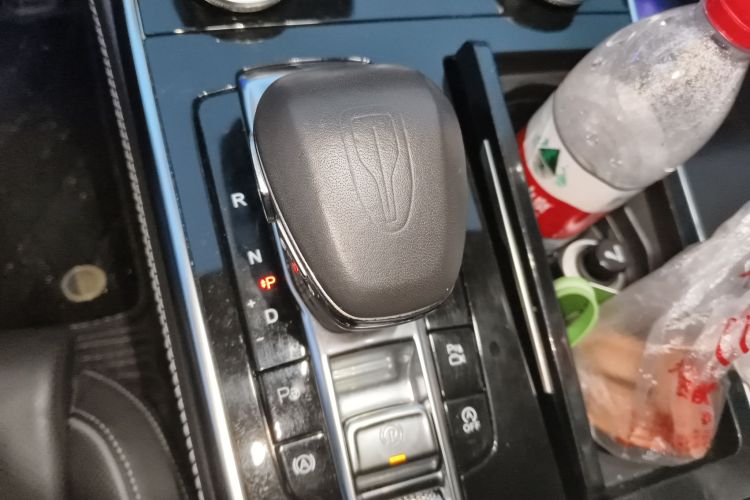 红旗H9 2020款 3.0T 智联旗领四座版中控内饰18