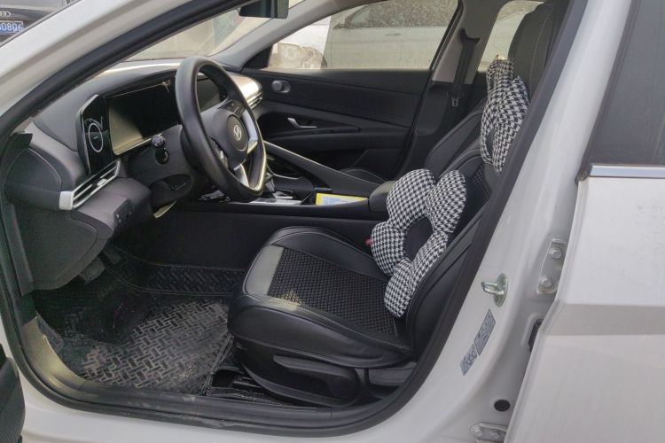 现代 伊兰特 2023款 1.5L CVT GLX精英版中控内饰19