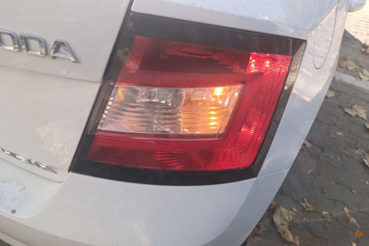 斯柯达 晶锐 2015款 1.4L 自动创行版车身外观9