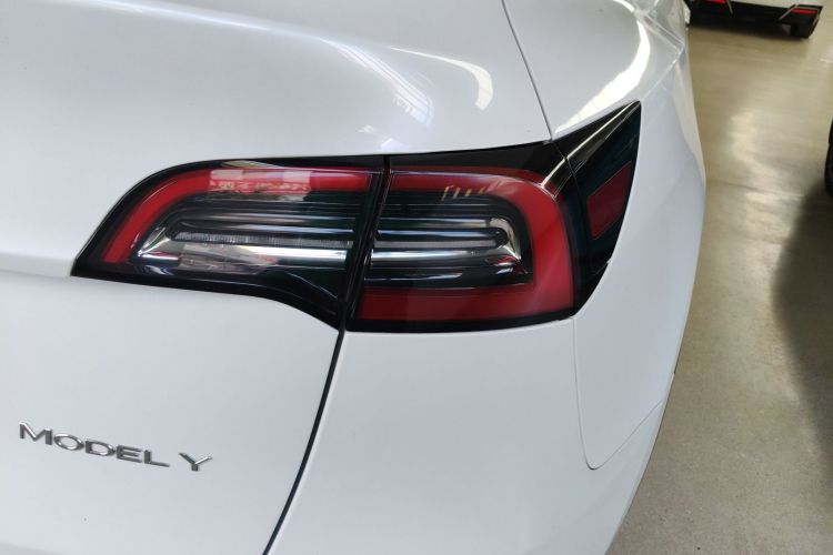 特斯拉 Model Y 2024款 后轮驱动版车身外观9