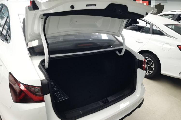 荣威i5 2023款 1.5L CVT豪华版机舱底盘23