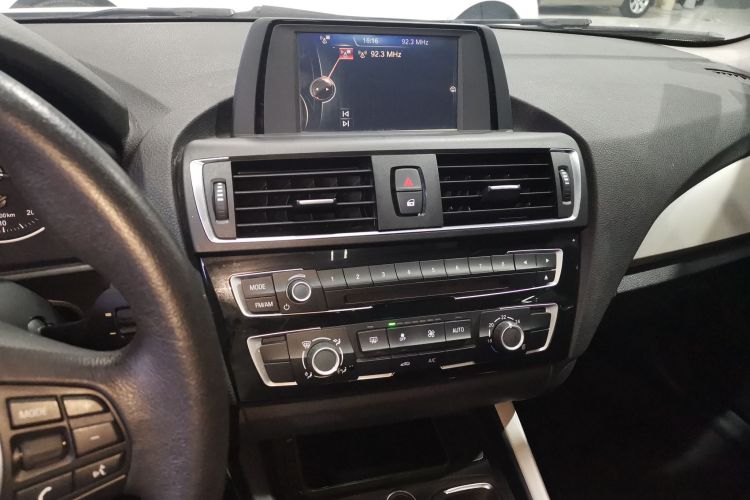 宝马1系(进口) 2015款 118i 领先型中控内饰16