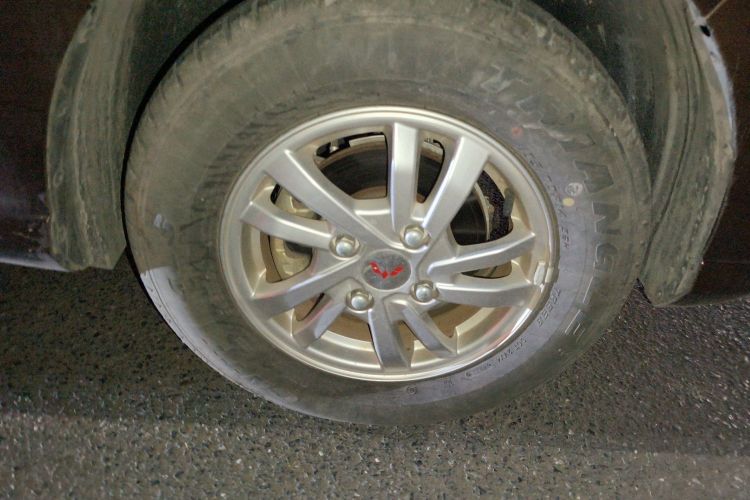 五菱汽车 五菱宏光 2021款 1.5L改款 S舒适型 液压助力LAR车身外观10