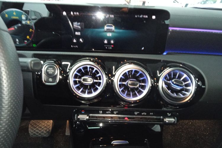 奔驰A级 2022款 改款三 A 200 L 运动轿车时尚型中控内饰16