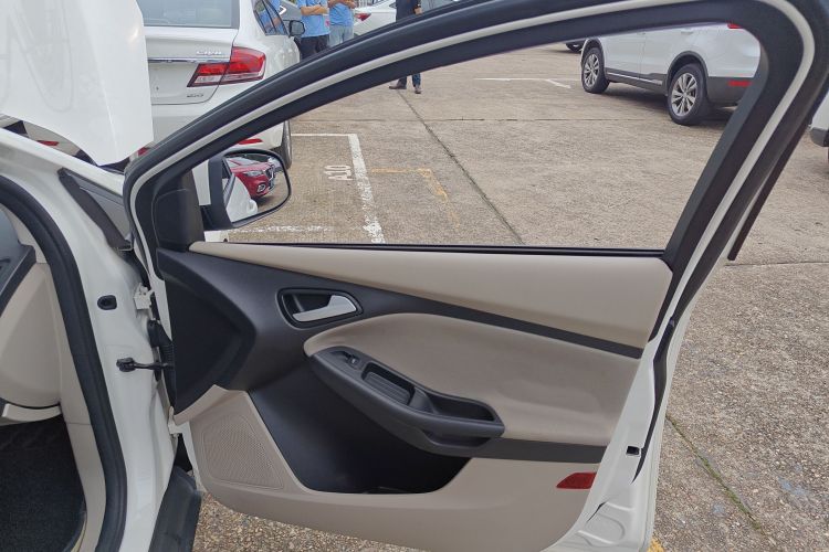 福特 福克斯 2018款 三厢经典 1.6L 自动舒适型智行版中控内饰42