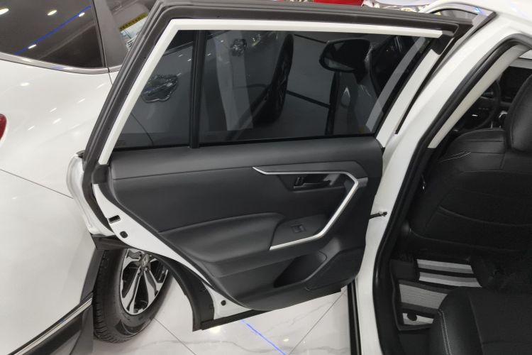 丰田 威兰达 2023款 2.0L CVT两驱领先版中控内饰7008