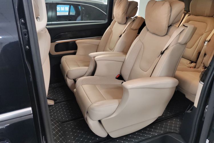 奔驰V级 2018款 V 260 L 尊贵加长版 国V中控内饰21