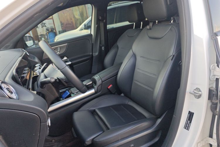 奔驰GLA 2023款 GLA 220 4MATIC中控内饰19