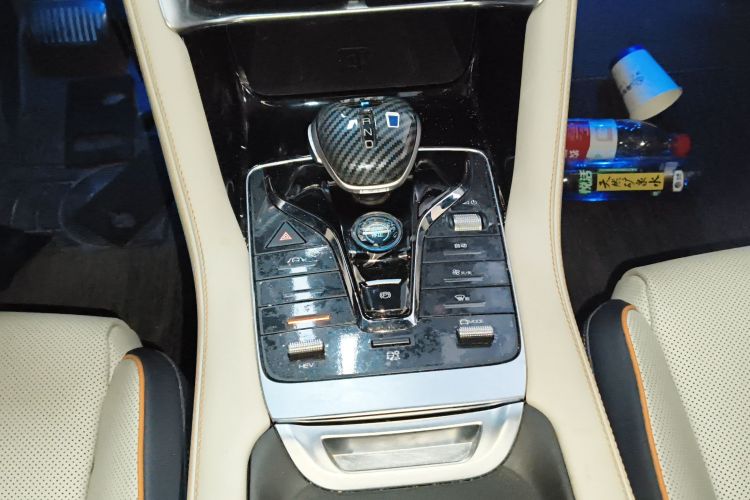 比亚迪 宋PLUS新能源 2021款 DM-i 51KM 尊荣型中控内饰18