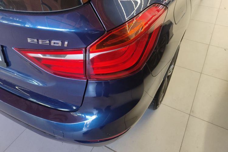 宝马2系多功能旅行车 2018款 220i 尊享型运动套装车身外观9