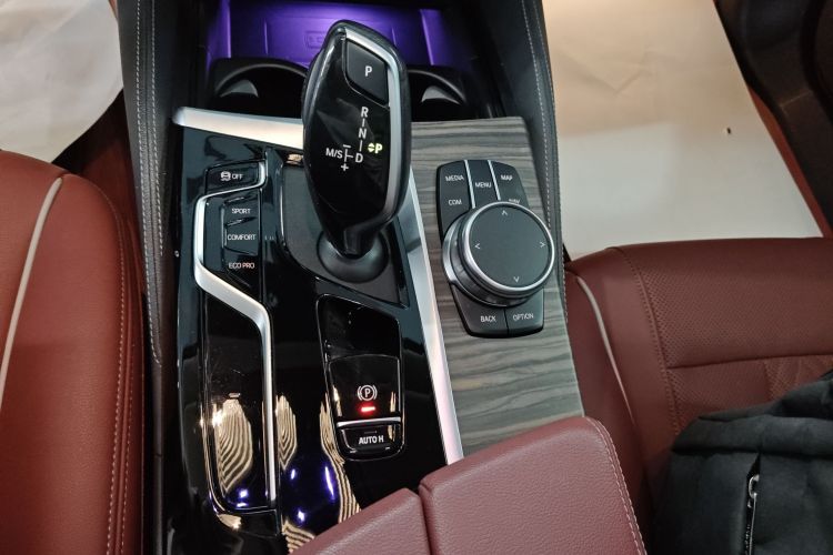 宝马5系 2021款 530Li 领先型 豪华套装中控内饰18