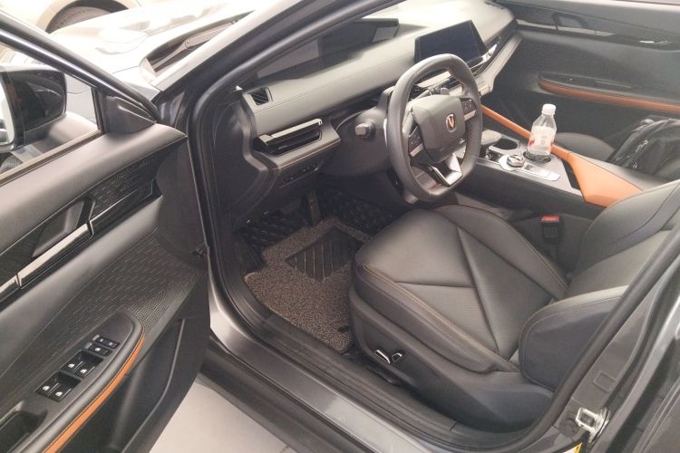 长安UNI-V 2022款 1.5T 尊贵型中控内饰7003